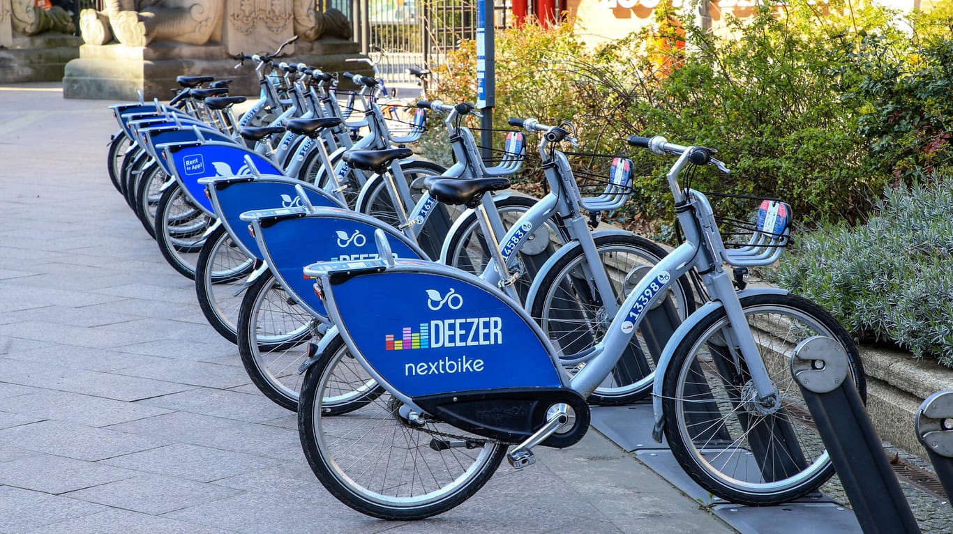 Mit oder ohne Station (Symbolbild): Manche Firmen, wie Deezer, setzen auf feste Abstellplätze, bei anderen können Kunden die Fahrräder überall parken.