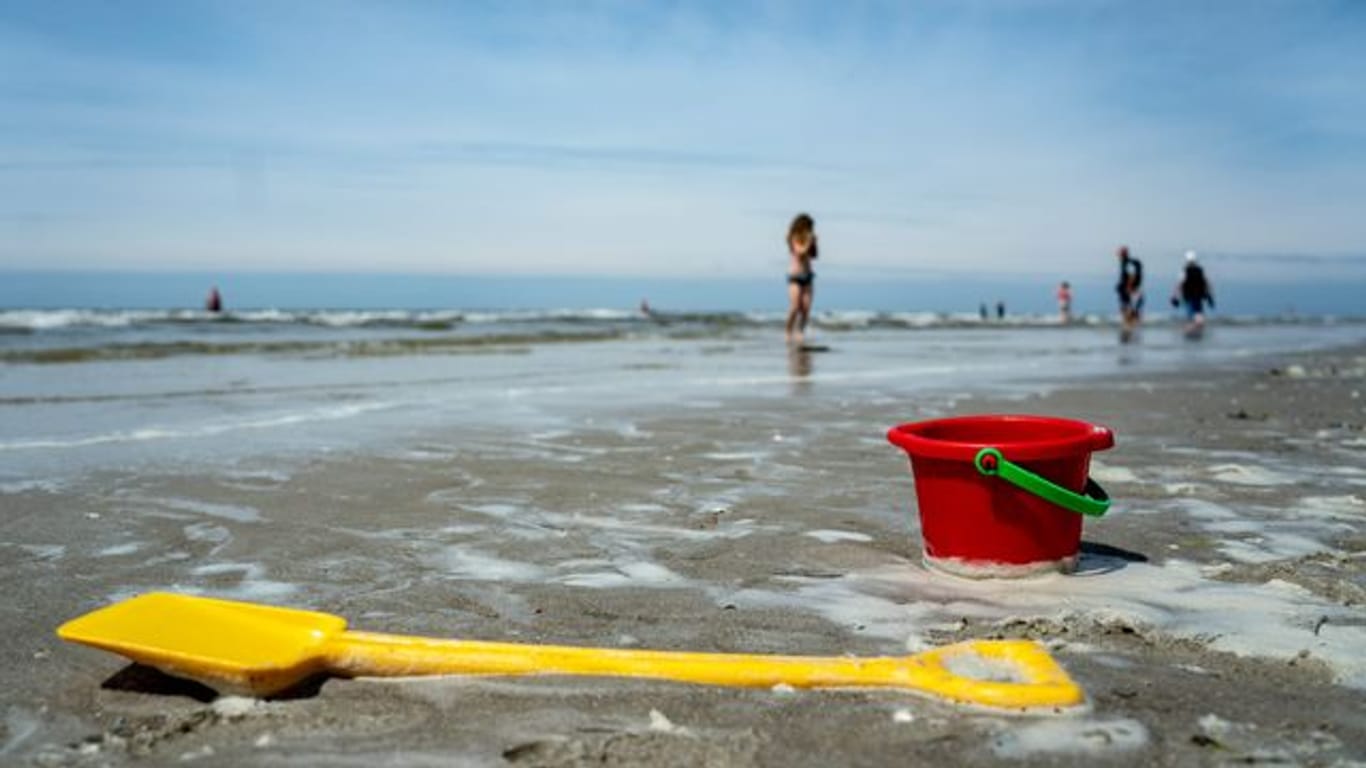 Strandspielzeug liegt am Strand (Symbolbild): Bei Kiel wurden einer Familie die Sandspielsachen geklaut.