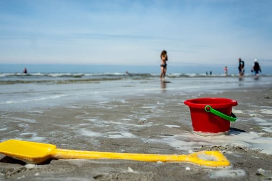 Strandspielzeug liegt am Strand (Symbolbild): Bei Kiel wurden einer Familie die Sandspielsachen geklaut.