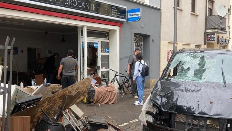 Szenen aus der Wilhelmstraße in Euskirchen. Die Bewohner werden Tage brauchen, um das Chaos zu beseitigen.