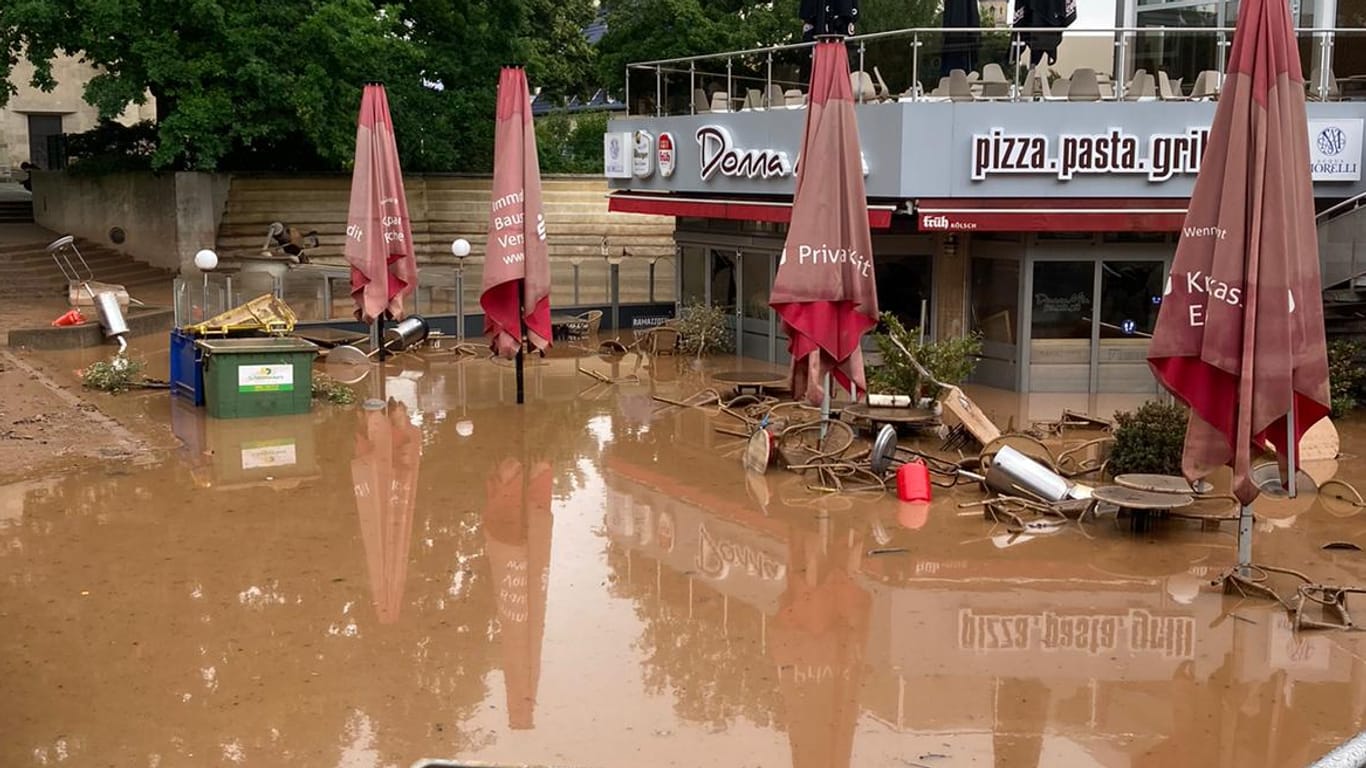 Ein Restaurant in der Euskirchener Innenstadt. Die Spuren des Hochwassers sind auch am Freitag noch zu sehen.
