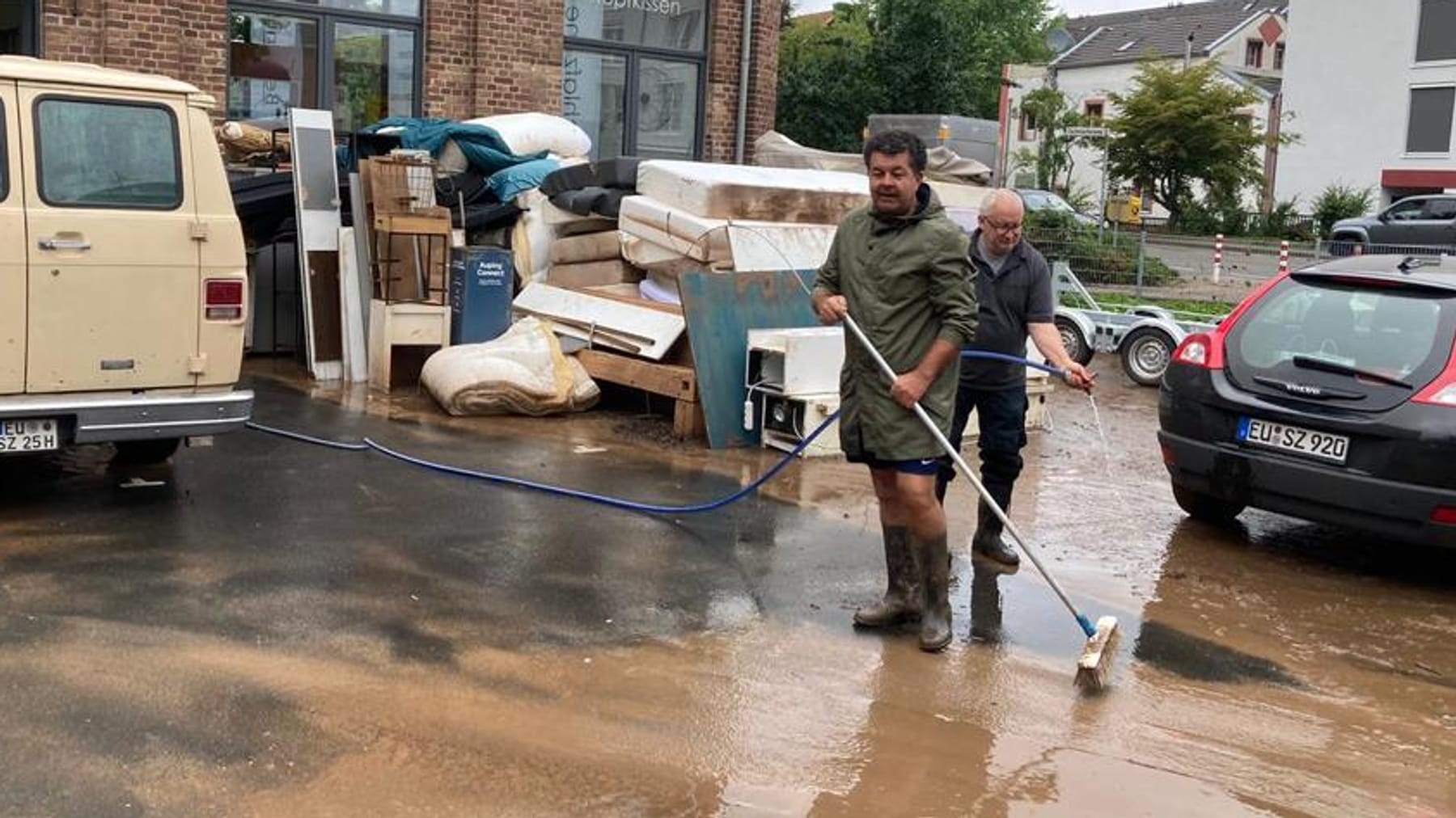 Hochwasser in Euskirchen/Bonn: Kleiner Bach wird zu \