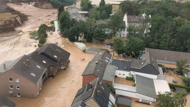 Erftstadt-Blessem in Nordrhein-Westfalen steht unter Wasser. Erftstadt-Blessem in Nordrhein-Westfalen steht unter Wasser.