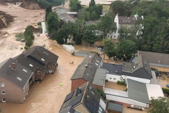 Erftstadt-Blessem in Nordrhein-Westfalen steht unter Wasser.