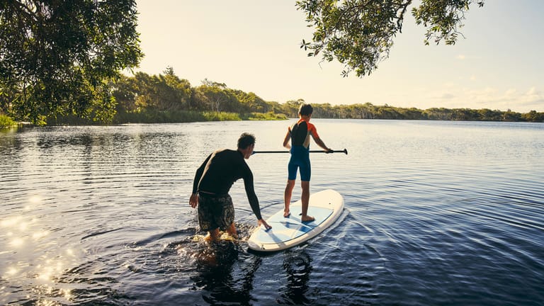 Stand-up-Paddling: Sport und Naturerlebnis verbinden. Diese SUP-Boards sind empfehlenswert.