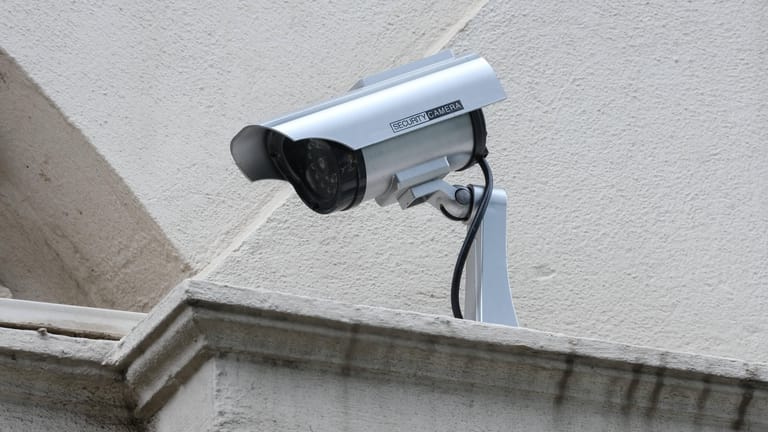 Eine Überwachungskamera (Symbolbild): Die EU hat Firmen wie Facebook oder Google erlaubt, unverschlüsselte Chats und E-Mails aller Bürger zu durchleuchten.