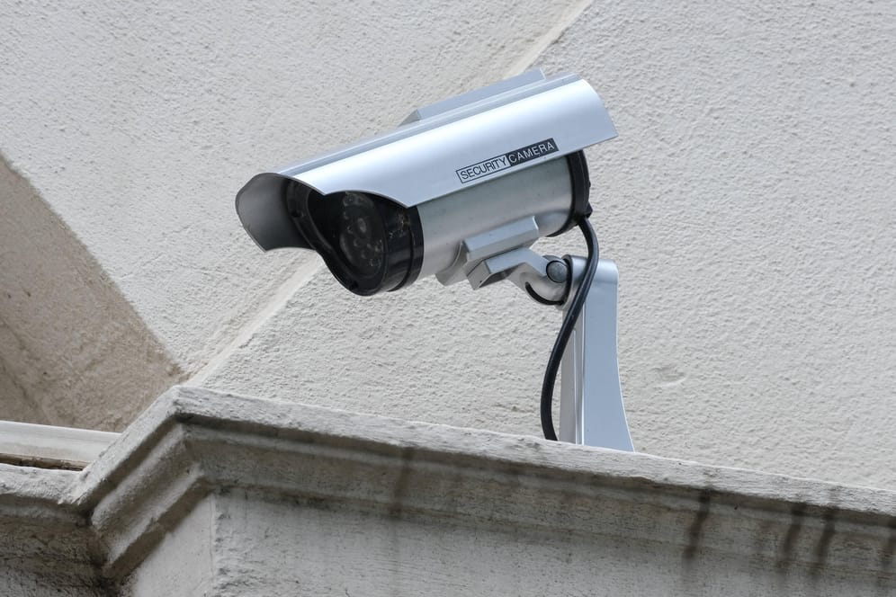 Eine Überwachungskamera (Symbolbild): Die EU hat Firmen wie Facebook oder Google erlaubt, unverschlüsselte Chats und E-Mails aller Bürger zu durchleuchten.
