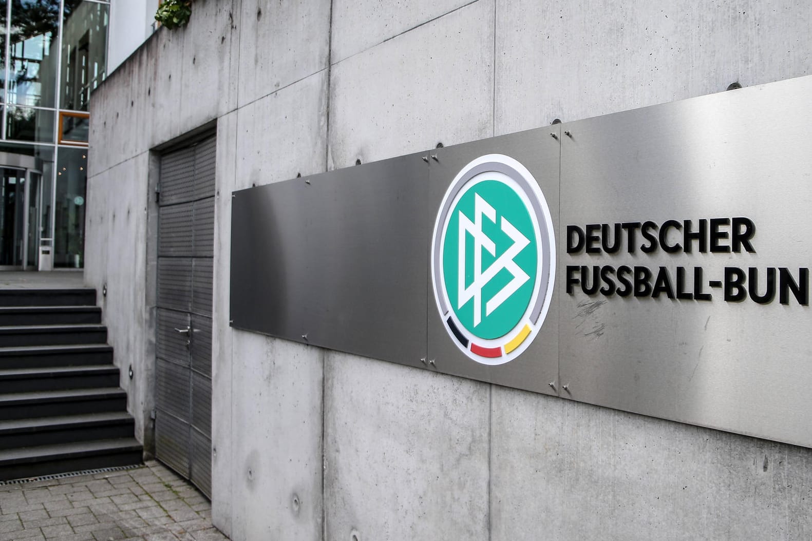 DFB-Zentrale in der Otto-Fleck-Schneise in Frankfurt/Main: Der Verband will den Flutopfern helfen.