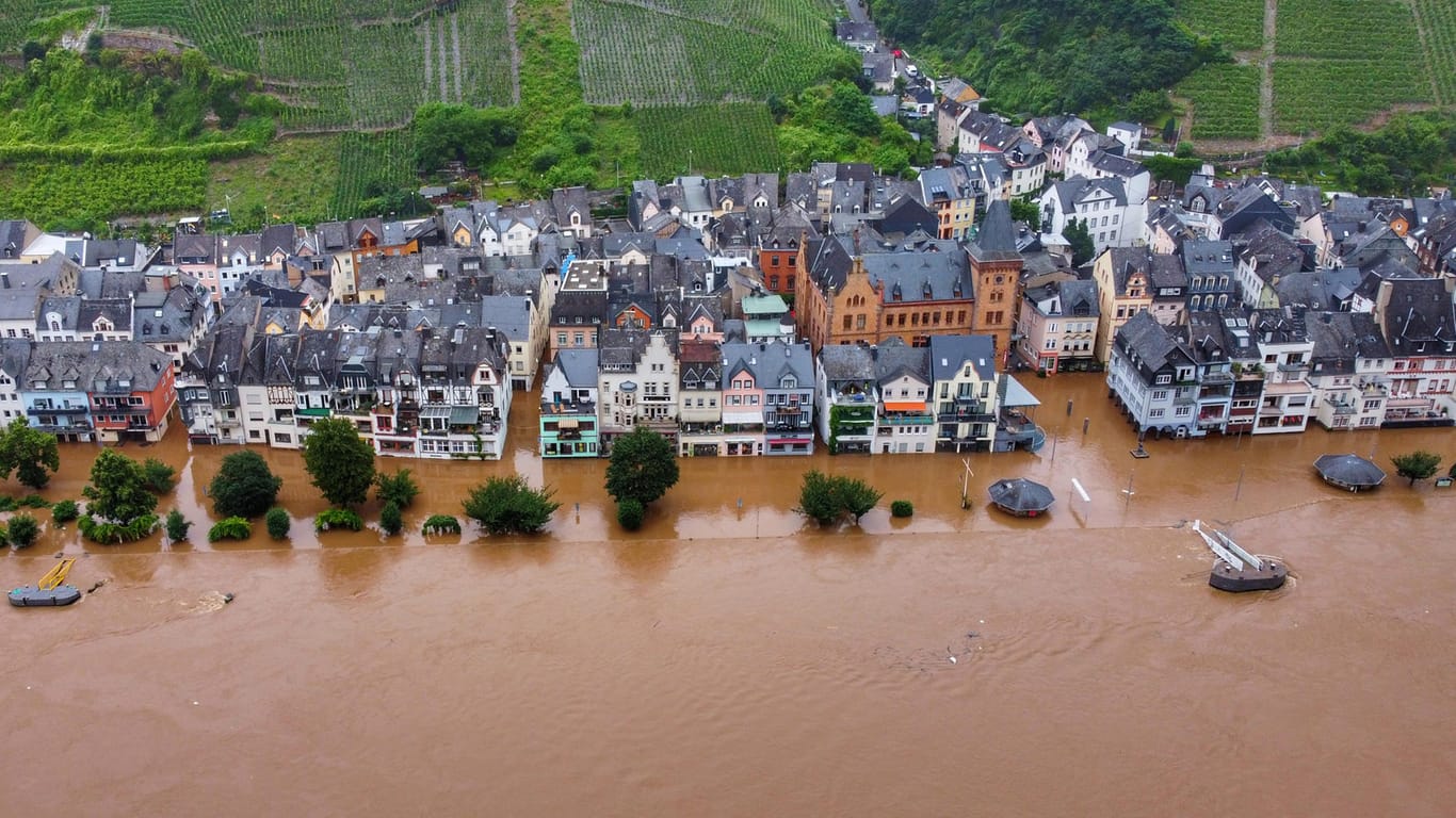 Die Mosel ist über die Ufer getreten und hat einen Teil der Innenstadt von Zell geflutet: Die Landesregierung hat ein Spendenkonto für die Hochwasser-Opfer eingerichtet.
