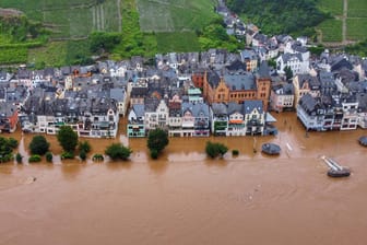 Die Mosel ist über die Ufer getreten und hat einen Teil der Innenstadt von Zell geflutet: Die Landesregierung hat ein Spendenkonto für die Hochwasser-Opfer eingerichtet.