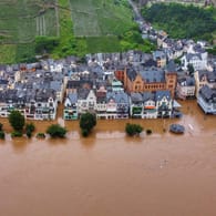 Die Mosel ist über die Ufer getreten und hat einen Teil der Innenstadt von Zell geflutet: Die Landesregierung hat ein Spendenkonto für die Hochwasser-Opfer eingerichtet.