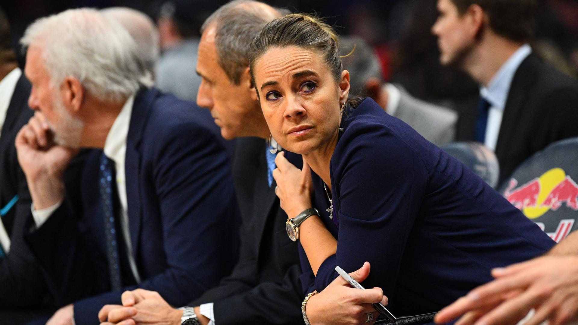 Becky Hammon ist die Assistentin von Trainer-Legende Gregg Popovich (l.).