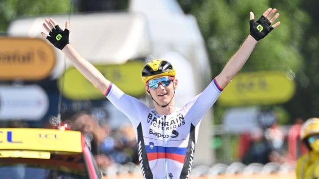 Matej Mohoric aus Slowenien vom Team Bahrain Victorious jubelt beim Überqueren der Ziellinie. Matej Mohoric aus Slowenien vom Team Bahrain Victorious jubelt beim Überqueren der Ziellinie.