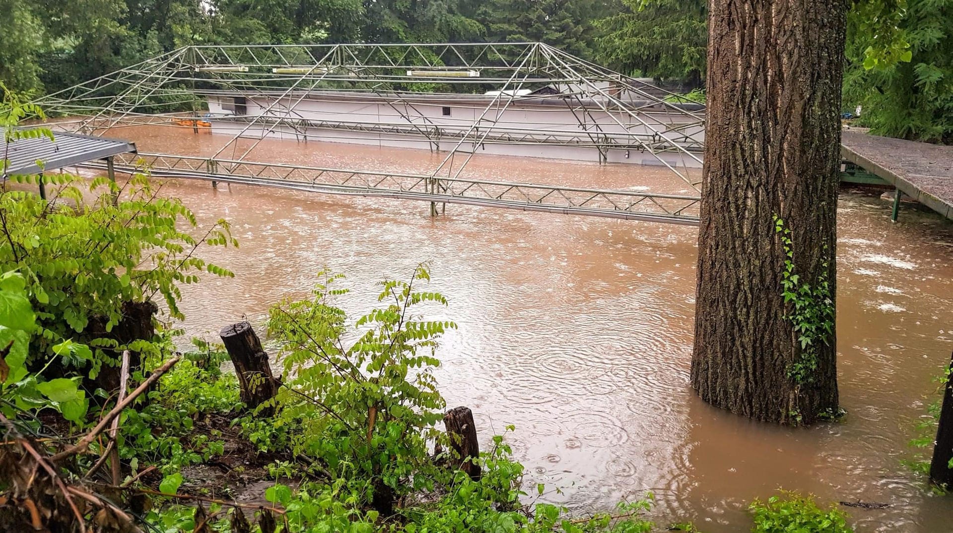 Wasser soweit das Auge reicht: Das Schützenheim der Gremberghovener Schützen steht fast bis zum Dach unter Wasser.