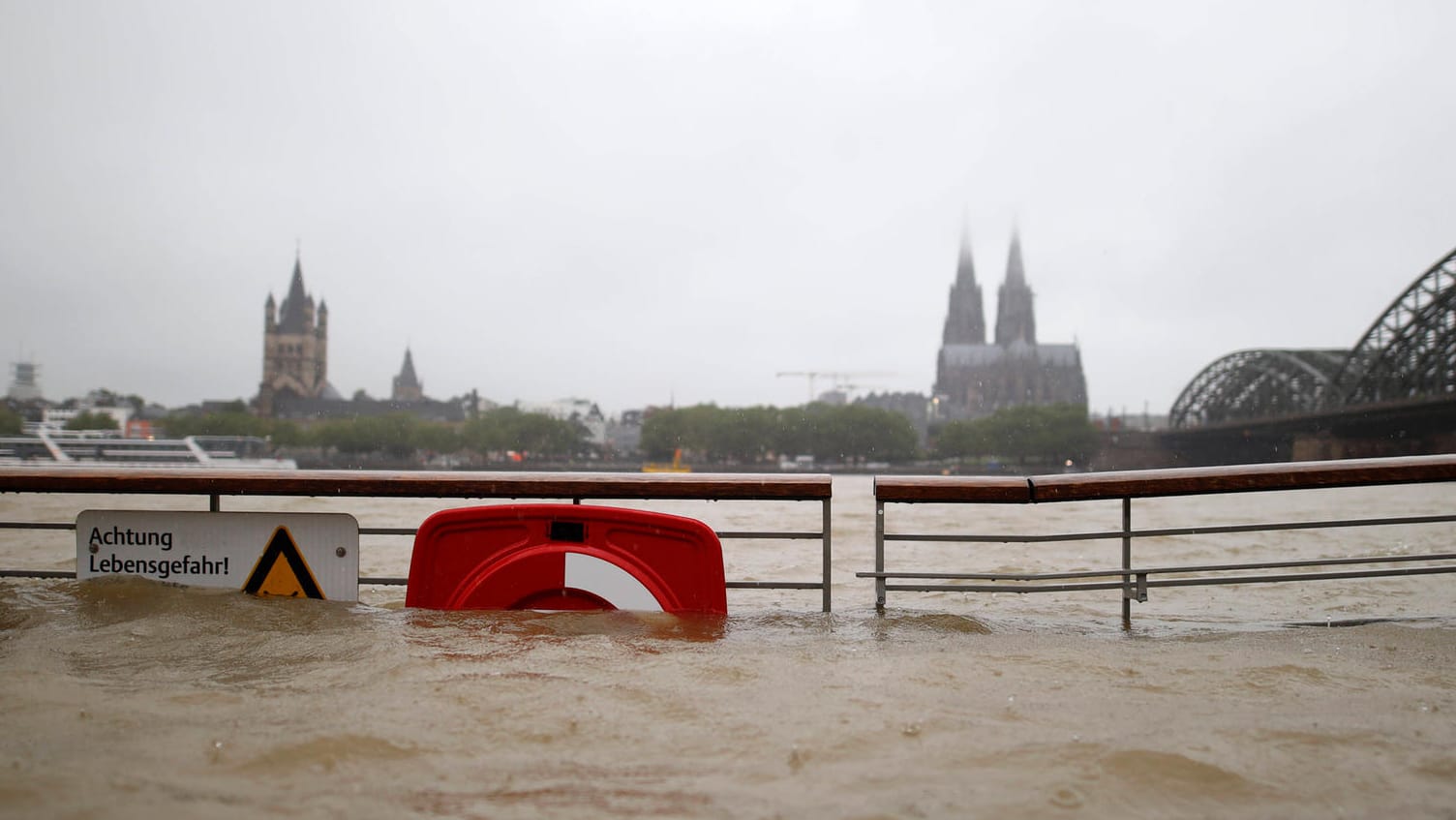 Überspülte Stufen am Rheinboulevard: Anhaltende Regenfälle durch Tief Bernd haben in Köln und Umland zu Hochwasser, steigendem Rheinpegel und überfluteten Straßen, Kellern und Fahrbahnen geführt.