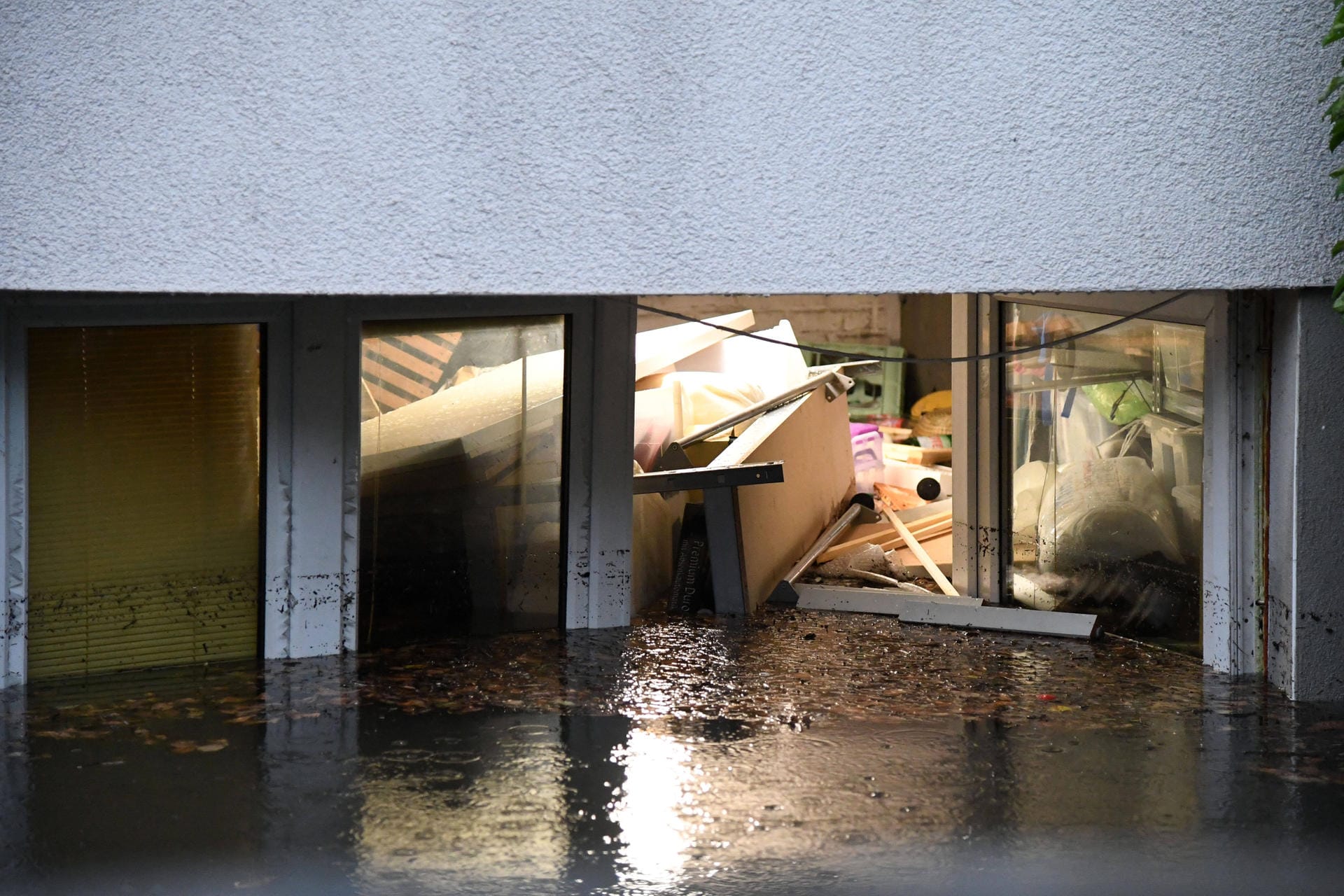 Hochwasser in Köln Müngersdorf: Hinter einer Scheibe wurden allerlei Gegenstände angeschwemmt.