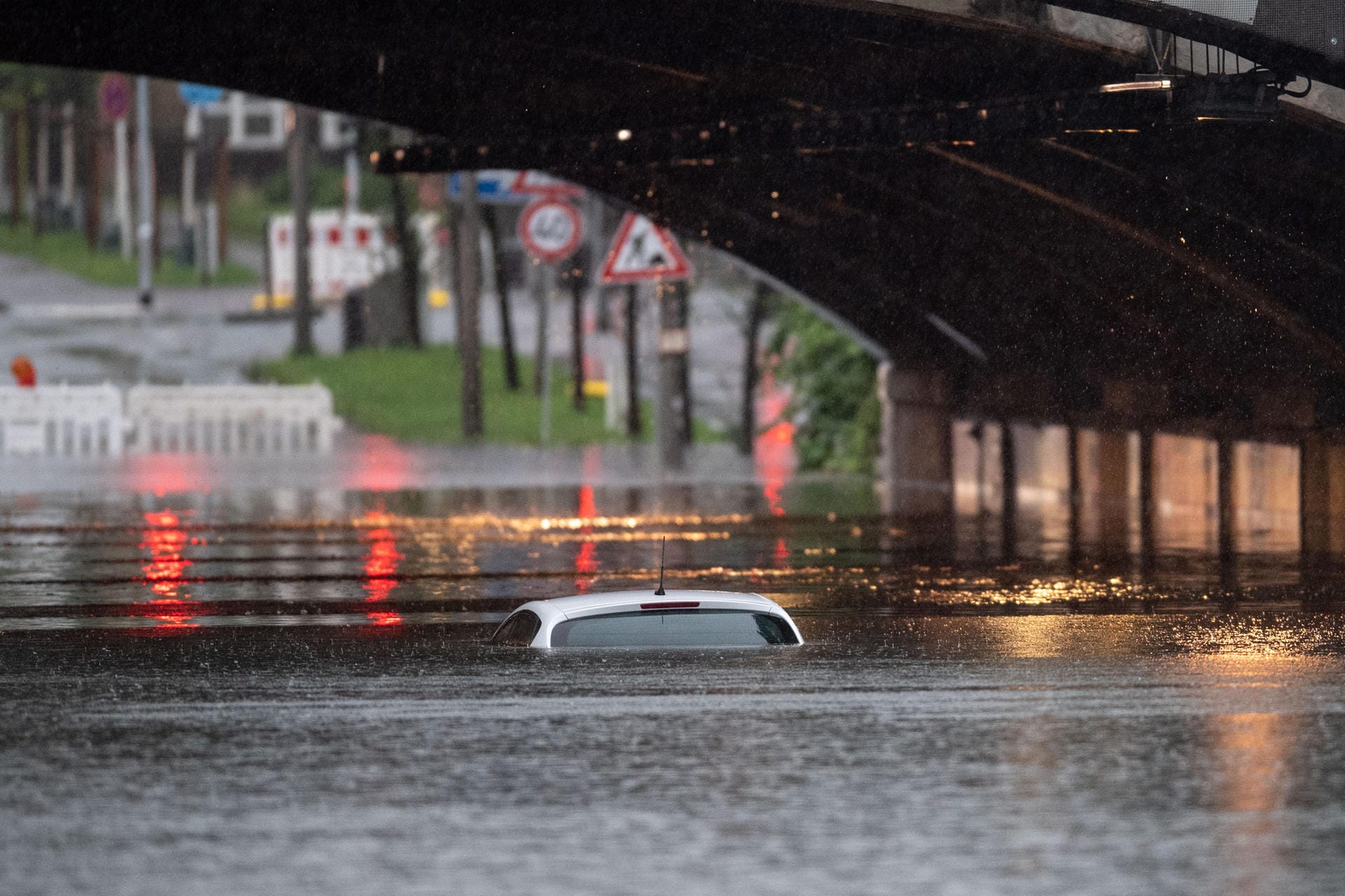 Geflutete Bahnunterführung in Köln: Nur das Dach eines Autos schaut noch aus dem Wasser.