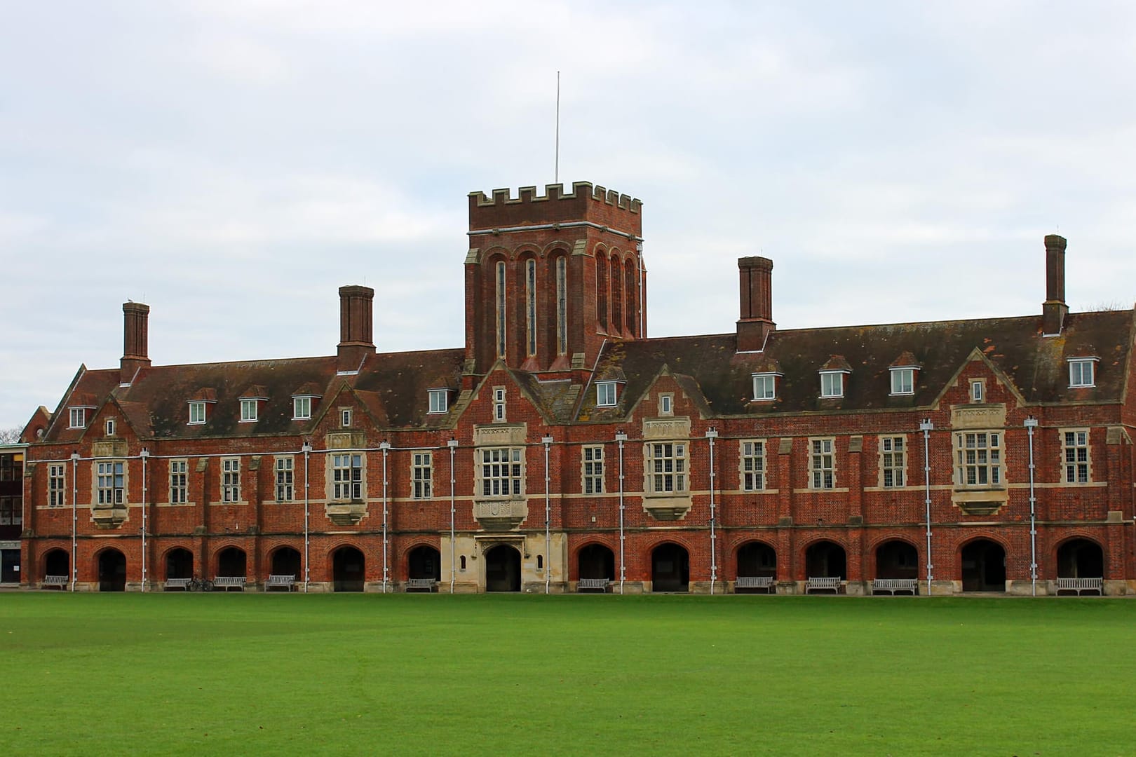 Eastbourne College: Archie White ist nach dem Weltrekordhalter Shigemi Hirata der zweitälteste Studienabsolvent der Welt (Symbolbild).