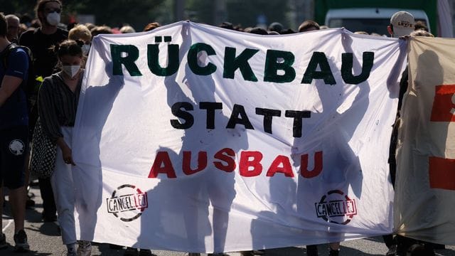 Proteste gegen Ausbau des Frachtflughafens