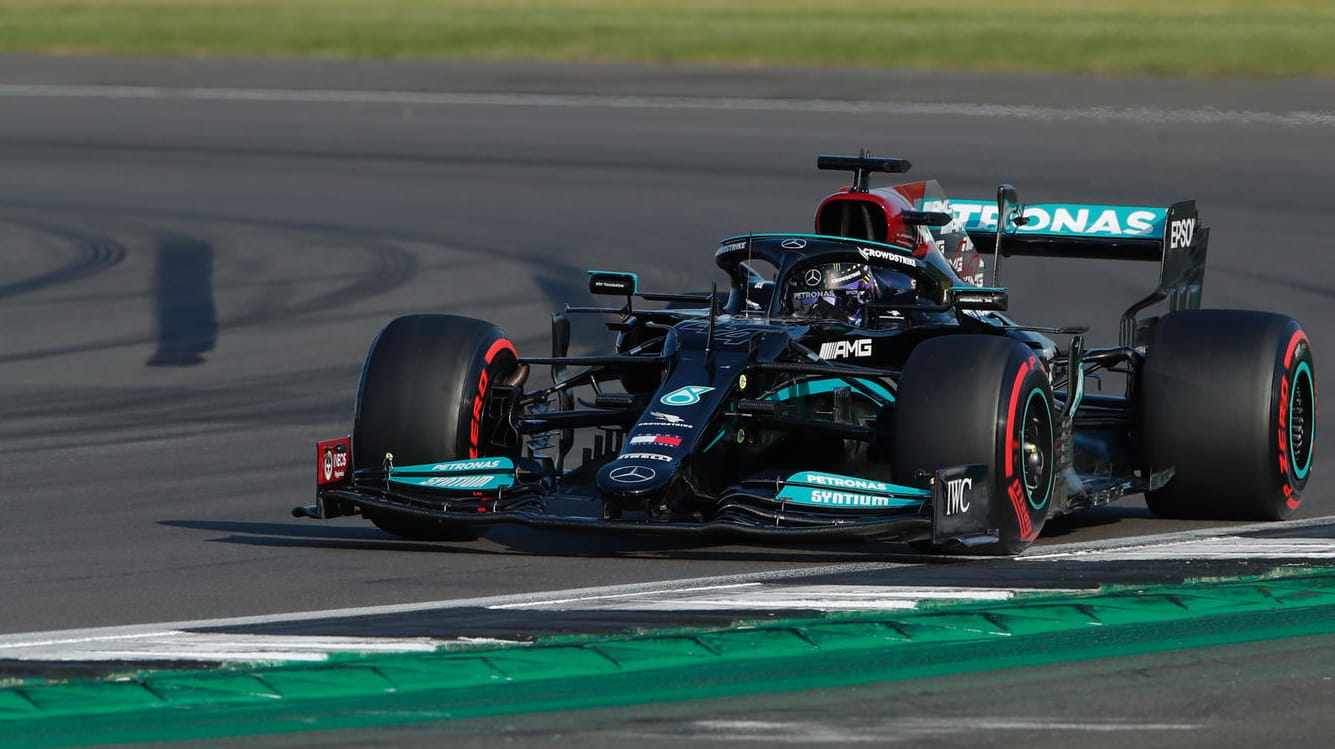 Lewis Hamilton auf der Strecke in Silverstone.