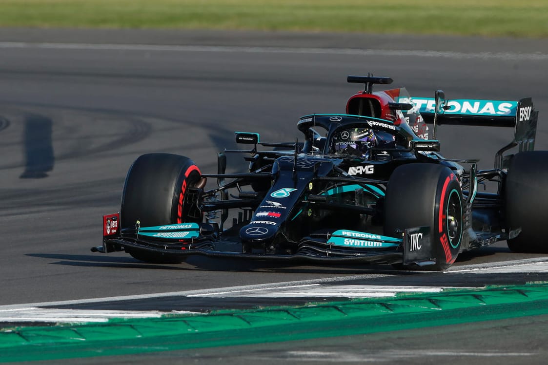 Lewis Hamilton auf der Strecke in Silverstone.