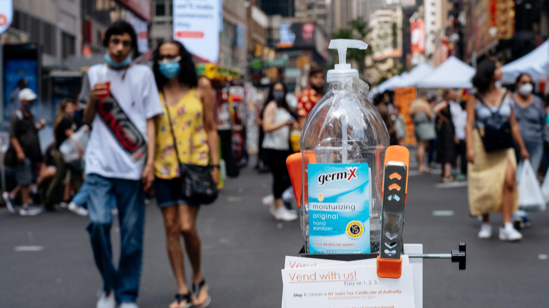 Desinfektionsmittel am Broadway nahe dem Times Square: Auch die Zahl der Toten steigt wieder (Symbolbild).