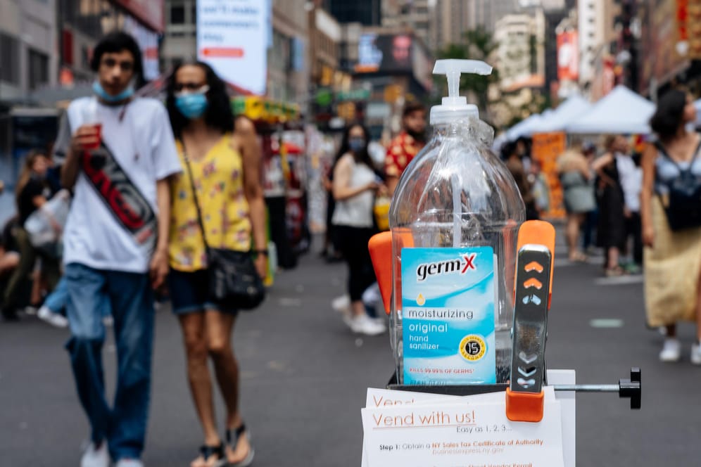 Desinfektionsmittel am Broadway nahe dem Times Square: Auch die Zahl der Toten steigt wieder (Symbolbild).