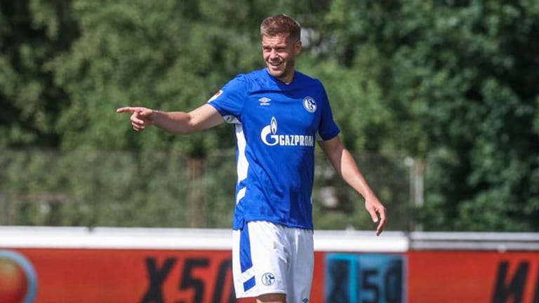 Schalkes Simon Terodde gibt seinen Mitspielern Anweisungen