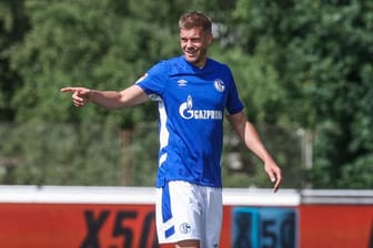 Schalkes Simon Terodde gibt seinen Mitspielern Anweisungen