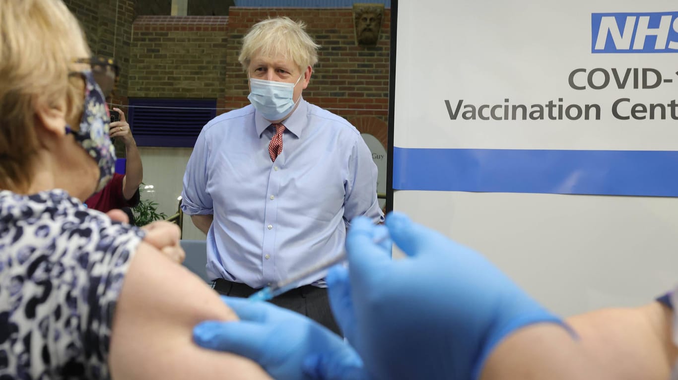Boris Johnson besucht ein Impfzentrum (Archivbild). Der englische Premier mahnt die Bürger zur Vorsicht trotz Lockerung der Corona-Maßnahmen.