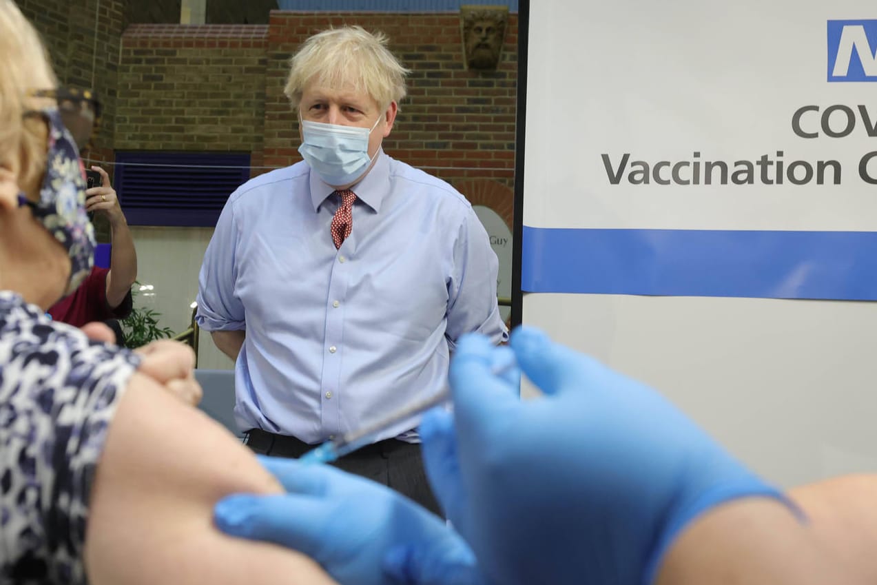 Boris Johnson besucht ein Impfzentrum (Archivbild). Der englische Premier mahnt die Bürger zur Vorsicht trotz Lockerung der Corona-Maßnahmen.