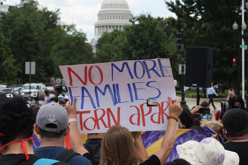 Demonstranten in Washington fordern Bleiberechte für Immigrantenfamilien. Das Dreamer-Gesetz für Einwanderer-Kinder wurde jetzt von einem Richter gekippt.