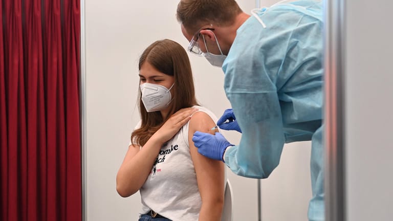 Eine Schülerin wird in München geimpft (Archivbild). Ob wirklich alle Kinder geimpft werden müssen, ist immer noch Teil einer breiten Diskussion.