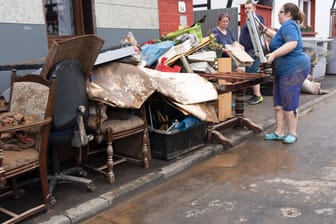 Aufräumarbeiten im Ort Iversheim an der Erft. Die Schäden durch das Hochwasser können noch nicht beziffert werden.