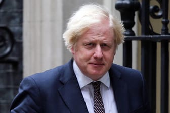 Boris Johnson vor seinem Amtssitz in London (Archivbild). Der Premierminister und seine Regierung starten eine historische Kampagne zur Grippeimpfung.