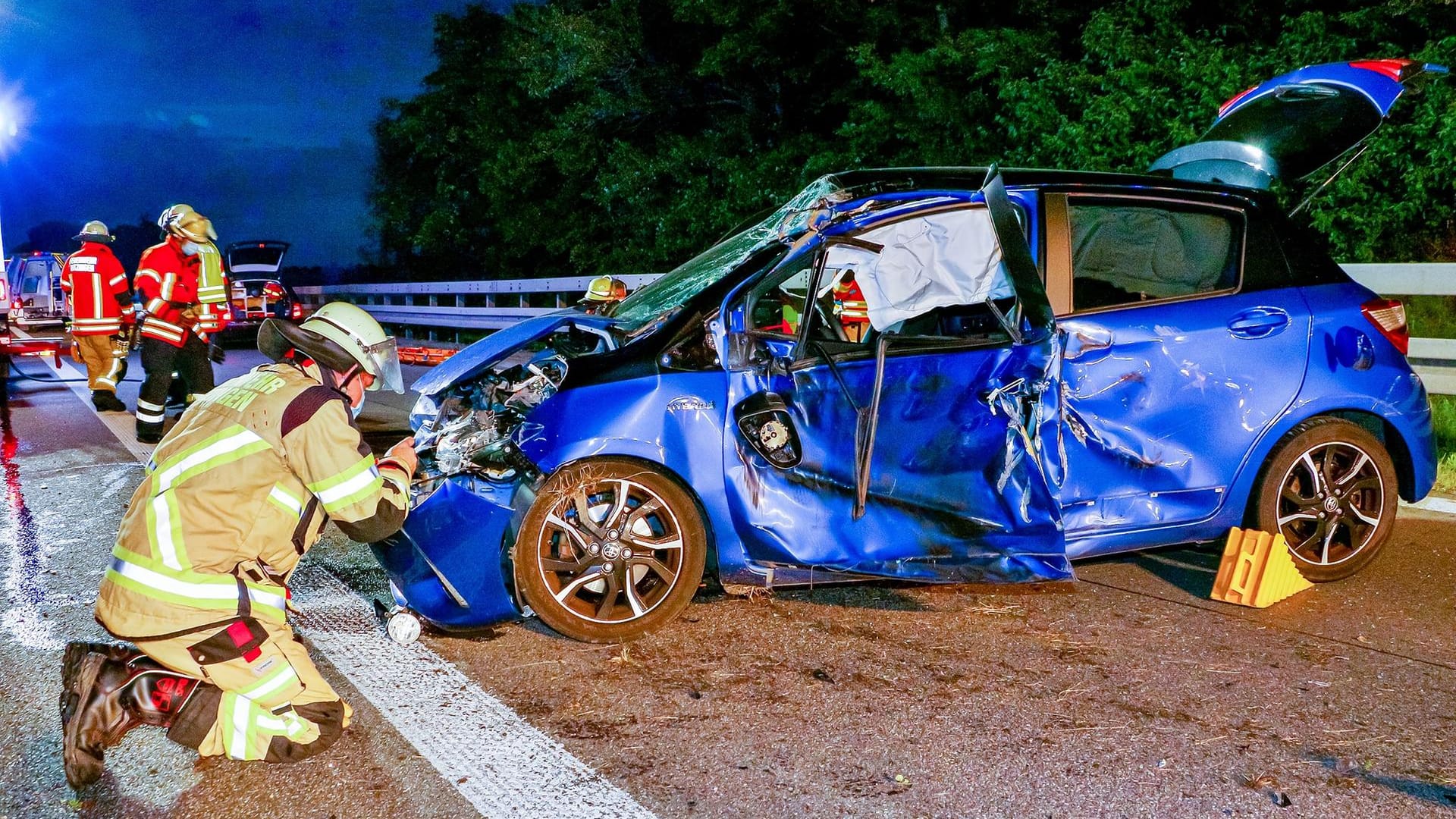 Ein Feuerwehrmann kniet an dem Unfallauto: Der Toyota Yaris ist aus bislang unbekannter Ursache ins Schleudern geraten. Ein Feuerwehrmann kniet an dem Unfallauto: Der Toyota Yaris ist aus bislang unbekannter Ursache ins Schleudern geraten.