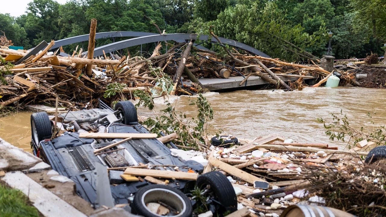 Bilder der Zerstörung: Die Wassermassen haben im Großraum Ahrweiler in Rheinland-Pfalz nicht nur Autos erfasst.