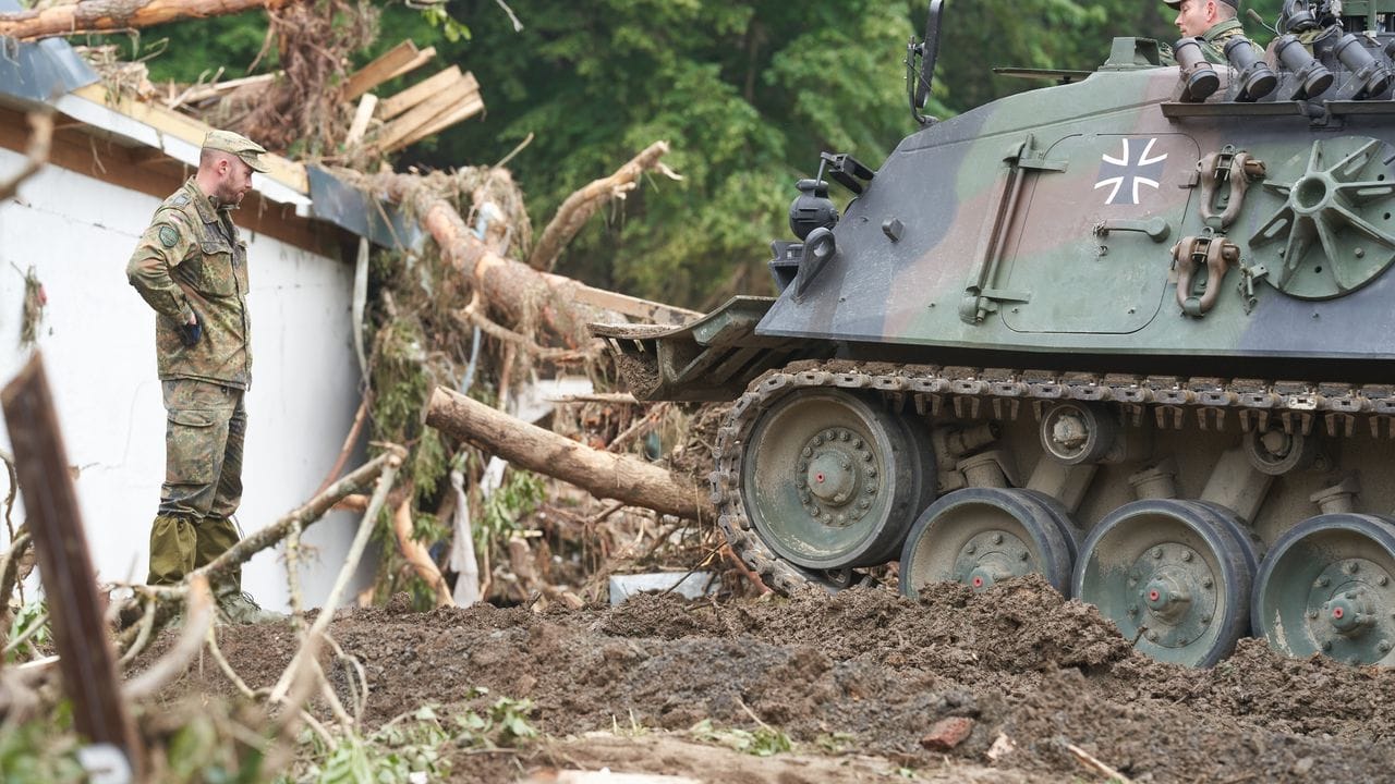 Hilfe mit schwerem Gerät: Die Bundeswehr unterstützt wie hier im Großraum Ahrweiler in Rheinland-Pfalz die Aufräumarbeiten in den Hochwasser-Gebieten.