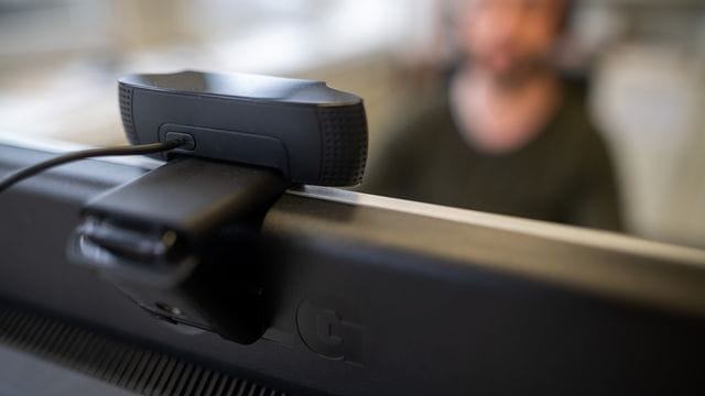 Zahlreiche Studentinnen und Studenten mussten bisher eine Software auf ihren Rechner spielen, um an Prüfungen von zuhause aus teilnehmen zu können. Zahlreiche Studentinnen und Studenten mussten bisher eine Software auf ihren Rechner spielen, um an Prüfungen von zuhause aus teilnehmen zu können.