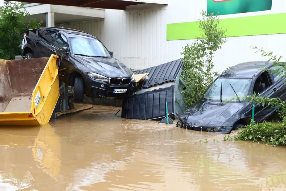 Von der Flut zerstörte Autos in Bad Neuenahr-Ahrweiler: Einige Autohersteller helfen den Flutopfern jetzt.