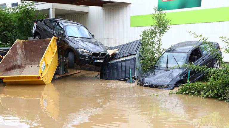 Von der Flut zerstörte Autos in Bad Neuenahr-Ahrweiler: Einige Autohersteller helfen den Flutopfern jetzt.