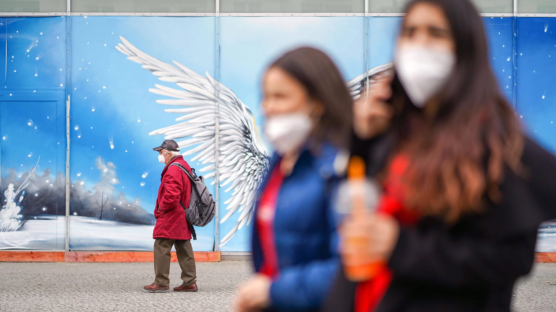 Menschen tragen Masken in der Schloßstraße in Berlin-Steglitz: Die Inzidenz in Berlin liegt bundesweit am höchsten. Menschen tragen Masken in der Schloßstraße in Berlin-Steglitz: Die Inzidenz in Berlin liegt bundesweit am höchsten.