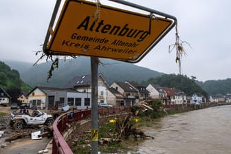 Umgeknicktes Ortsschild in Rheinland-Pfalz: An Ahr und Mosel werden gewaltige Schäden an der Infrastruktur sichtbar.