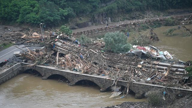 Eine Brücke nach Altenahr ist durch Schutt und eine Eisenbahnbrücke versperrt.