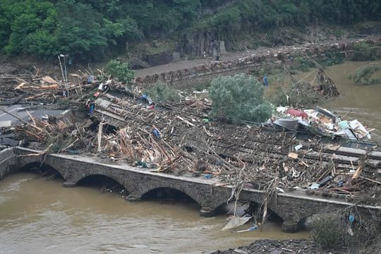 Eine Brücke nach Altenahr ist durch Schutt und eine Eisenbahnbrücke versperrt.