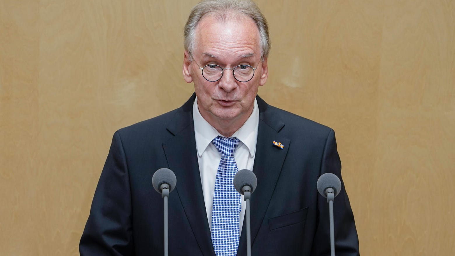 Reiner Haseloff (CDU): Der Ministerpräsident von Sachsen-Anhalt ist zurzeit Bundesratspräsident und vertritt nun Bundespräsident Frank-Walter Steinmeier. Reiner Haseloff (CDU): Der Ministerpräsident von Sachsen-Anhalt ist zurzeit Bundesratspräsident und vertritt nun Bundespräsident Frank-Walter Steinmeier.