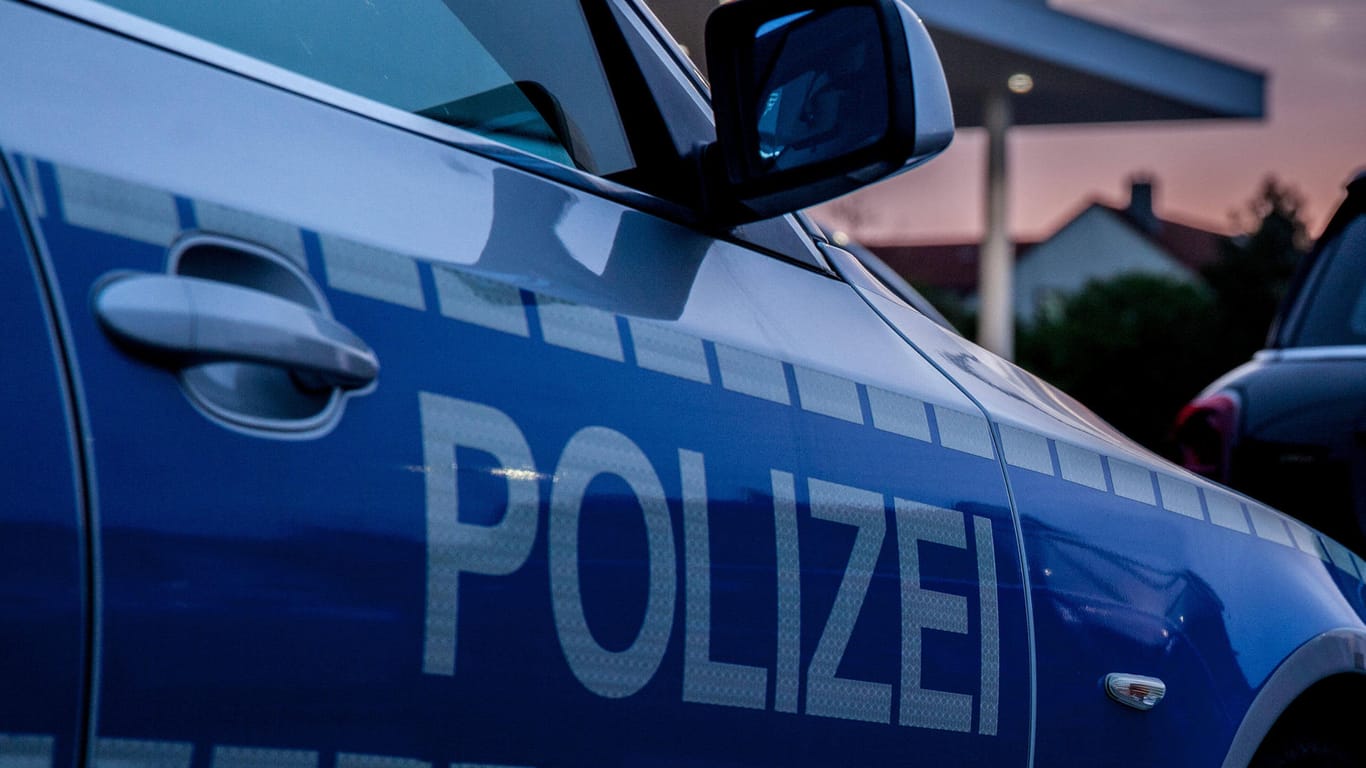 Polizeiwagen im Morgengrauen: Der Unbekannte überfiel den Biomarkt in Kassel-Wilhelmshöhe gegen 5.35 Uhr. (Symbolfoto)