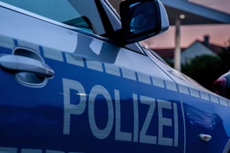 Polizeiwagen im Morgengrauen: Der Unbekannte überfiel den Biomarkt in Kassel-Wilhelmshöhe gegen 5.35 Uhr. (Symbolfoto)