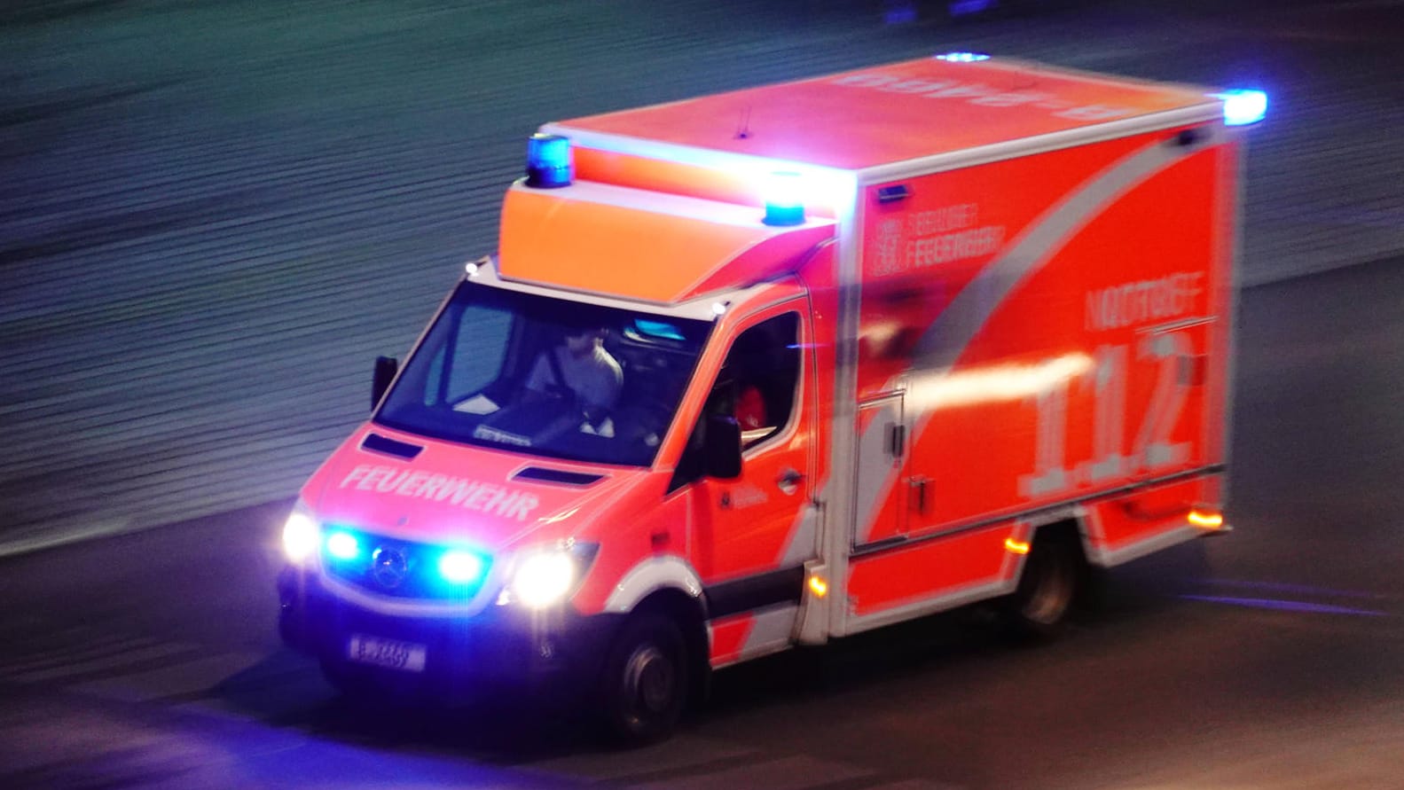 Rettungswagen auf Einsatzfahrt: In Eystrup waren insgesamt 17 Rettungswagen, drei Notarztfahrzeuge und zwei Rettungshubschrauber im Einsatz. (Symbolfoto)