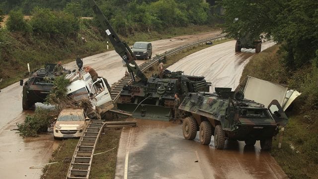 Bergepanzer der Bundeswehr bergen Fahrzeuge auf der B265: Die Fahrer wurden von der Flut in ihren Autos überrascht.